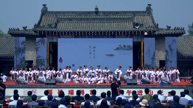 古镇过端午，，，，，，平安得福禄。。。。。。大锅粽子万人品，，，，，，古镇端午运动多！